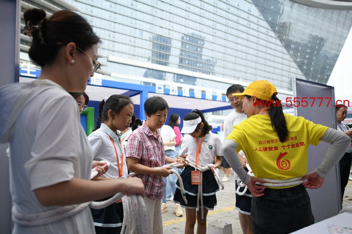 6月16日，在寰球“安全宣传筹划日”主场行径上，市民学习绳子打结要道。新华社记者胥冰洁摄